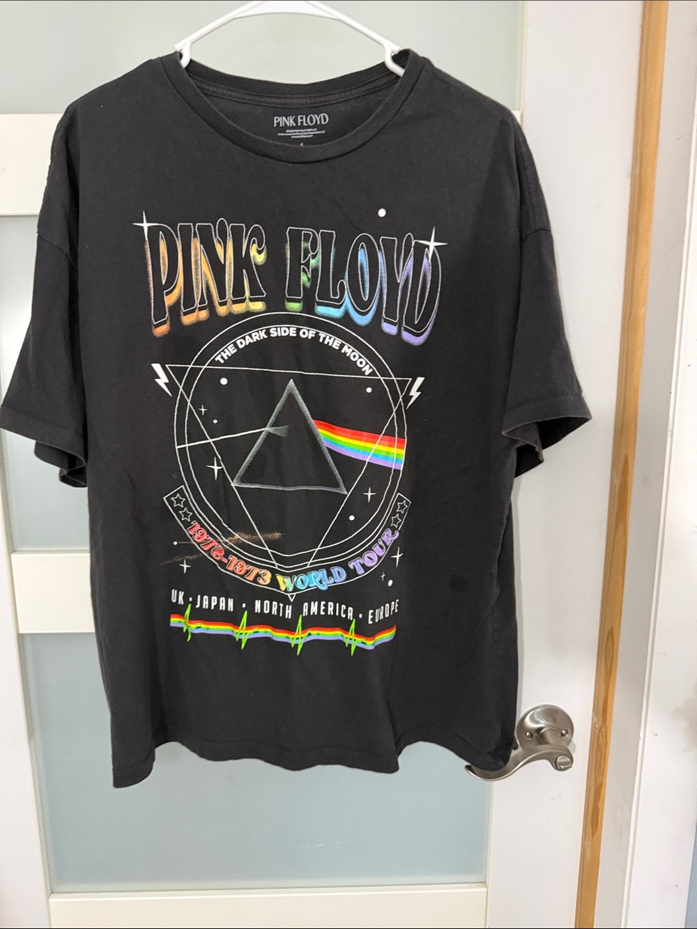 Pink Floyd Black 'The Dark Side of the Moon' Rainbow Prism Short Sleeve Tee